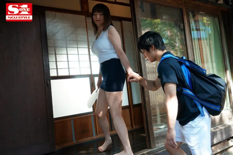 Anh chàng dam dang buồi khi nhìn trộm em họ vụng trộm với chồng