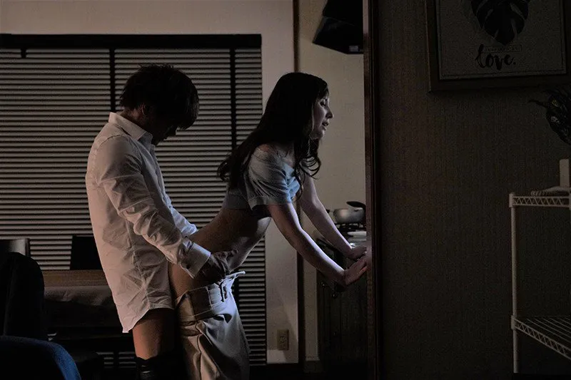 Tiền bối đi công việc, cậu nhân viên đến nhà nện bà xã ông ấy