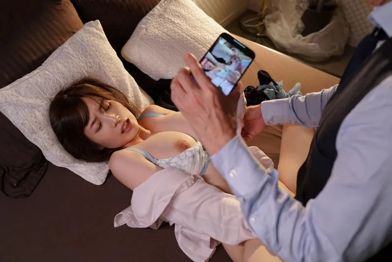 Tiền bối chuốc thuốc em thư ký bắt xxx cả đêm khi đi bàn việc làm ăn xa