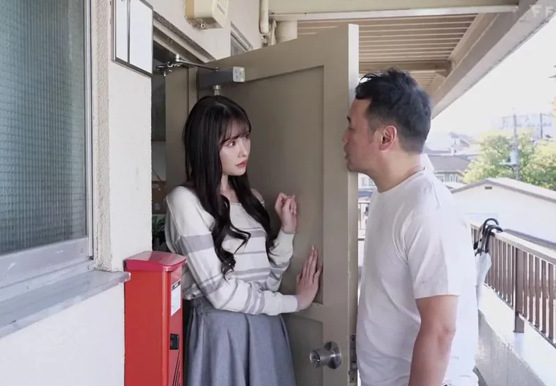 Người đẹp arina bị gã biến thái cạnh bên bắt cóc làm hầu gái khi ông xã đã đi làm