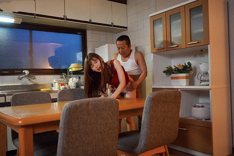 Con gái bị chồng yêu mới của mẹ xoạc mỗi ngày, cho dù đã có người yêu