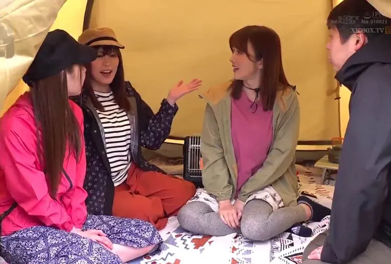 Chuyện lạ đời, ông xã thay cô vợ đi cắm trại với mấy cô bạn của cô vợ ở khu phố…